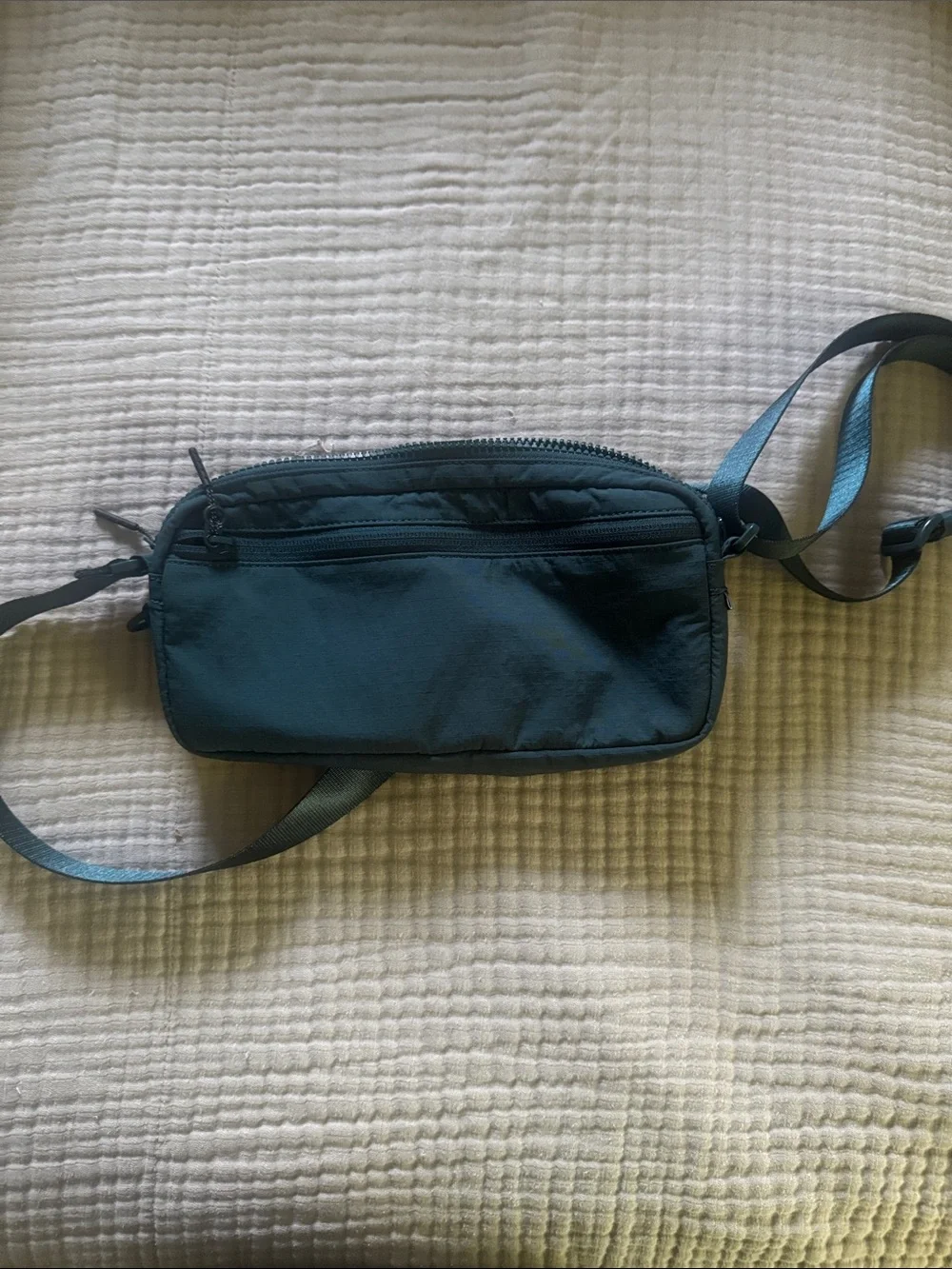 Lululemon Multi pocket Crossbody 2.5L in Teal